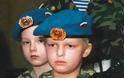 Ο λιλιπούτειος στρατός του Πούτιν -Παιδιά πέντε ετών εκπαιδεύονται με καλάσνικοφ και χειροβομβίδες για να πολεμούν για την πατρίδα τους [εικόνες] - Φωτογραφία 4