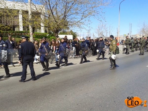 Δείτε φωτογραφίες και βίντεο από τη συγκέντρωση διαμαρτυρίας των εκπαιδευτικών στη Θεσσαλονίκη - Φωτογραφία 1