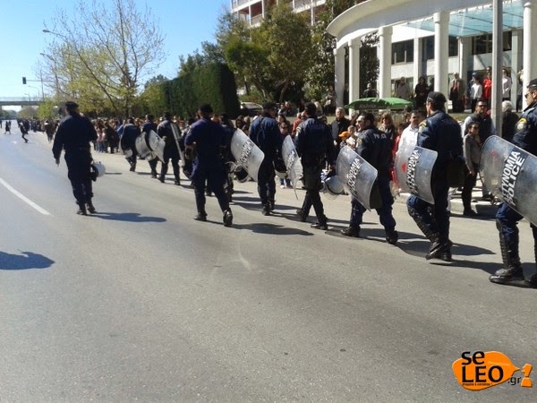 Δείτε φωτογραφίες και βίντεο από τη συγκέντρωση διαμαρτυρίας των εκπαιδευτικών στη Θεσσαλονίκη - Φωτογραφία 2