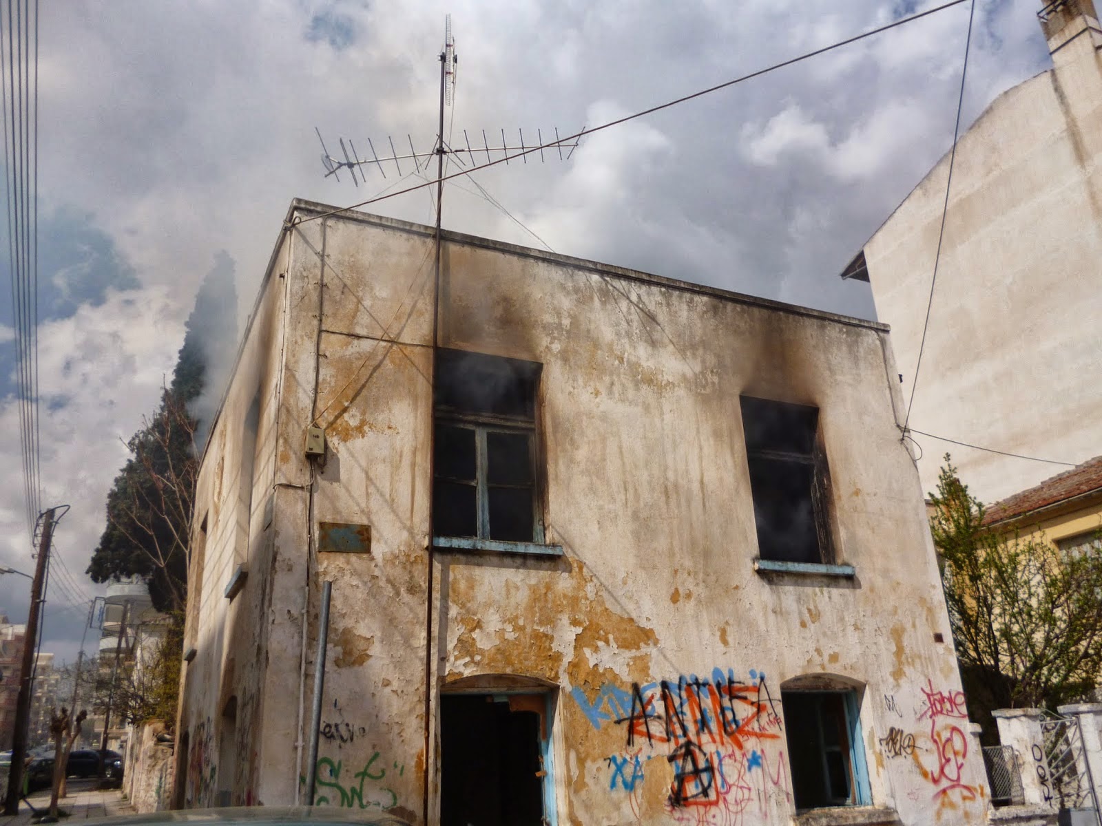 Ξάνθη: Διώροφη μονοκατοικία τυλίχτηκε στις φλόγες [Video - Photos] - Φωτογραφία 4