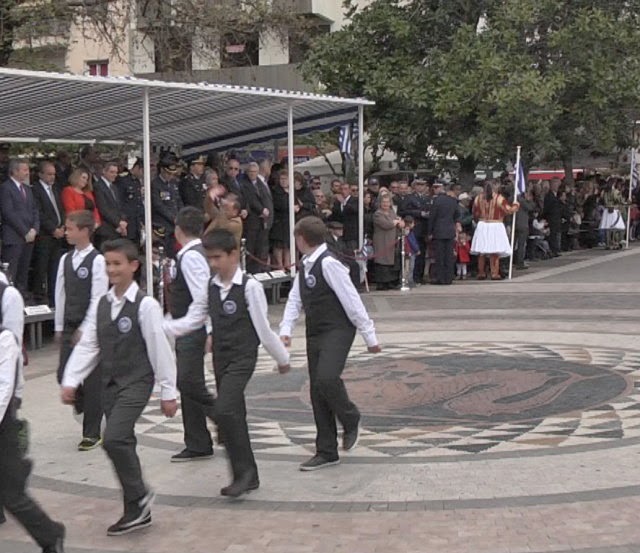 Αγρίνιο: Στο αστυνομικό Μέγαρο επειδή μούντζωσε 5 φορές τους επισήμους! Δείτε βίντεο και φωτογραφίες... - Φωτογραφία 2