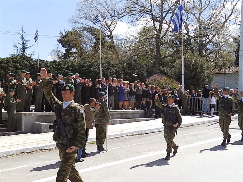 Περήφανοι οι Ναουσαίοι, για μια ακόμη φορά, για τους καταδρομείς της Β΄Μοίρας που παρέλασαν σε άψογο σχηματισμό.Video - Φωτογραφία 2