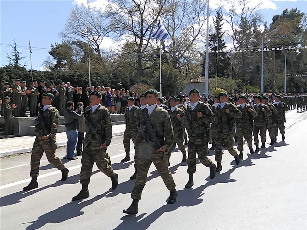 Περήφανοι οι Ναουσαίοι, για μια ακόμη φορά, για τους καταδρομείς της Β΄Μοίρας που παρέλασαν σε άψογο σχηματισμό.Video - Φωτογραφία 3