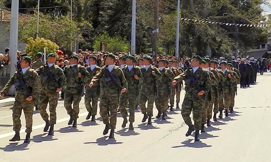 Περήφανοι οι Ναουσαίοι, για μια ακόμη φορά, για τους καταδρομείς της Β΄Μοίρας που παρέλασαν σε άψογο σχηματισμό.Video - Φωτογραφία 5