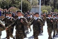 Περήφανοι οι Ναουσαίοι, για μια ακόμη φορά, για τους καταδρομείς της Β΄Μοίρας που παρέλασαν σε άψογο σχηματισμό.Video
