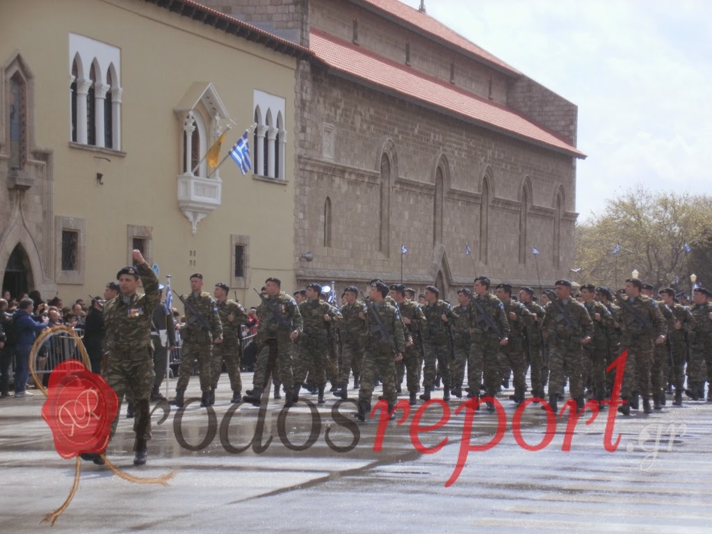 Με μεγαλοπρέπεια και με βροχή η παρέλαση στη Ρόδο [Photos] - Φωτογραφία 2