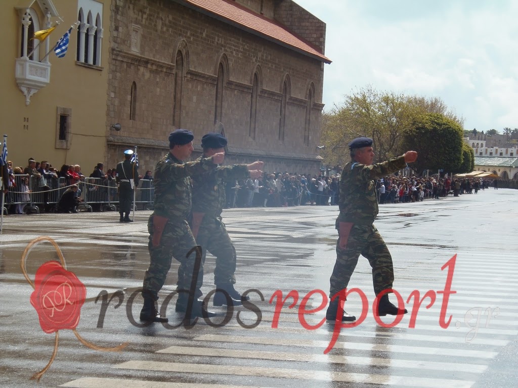 Με μεγαλοπρέπεια και με βροχή η παρέλαση στη Ρόδο [Photos] - Φωτογραφία 23