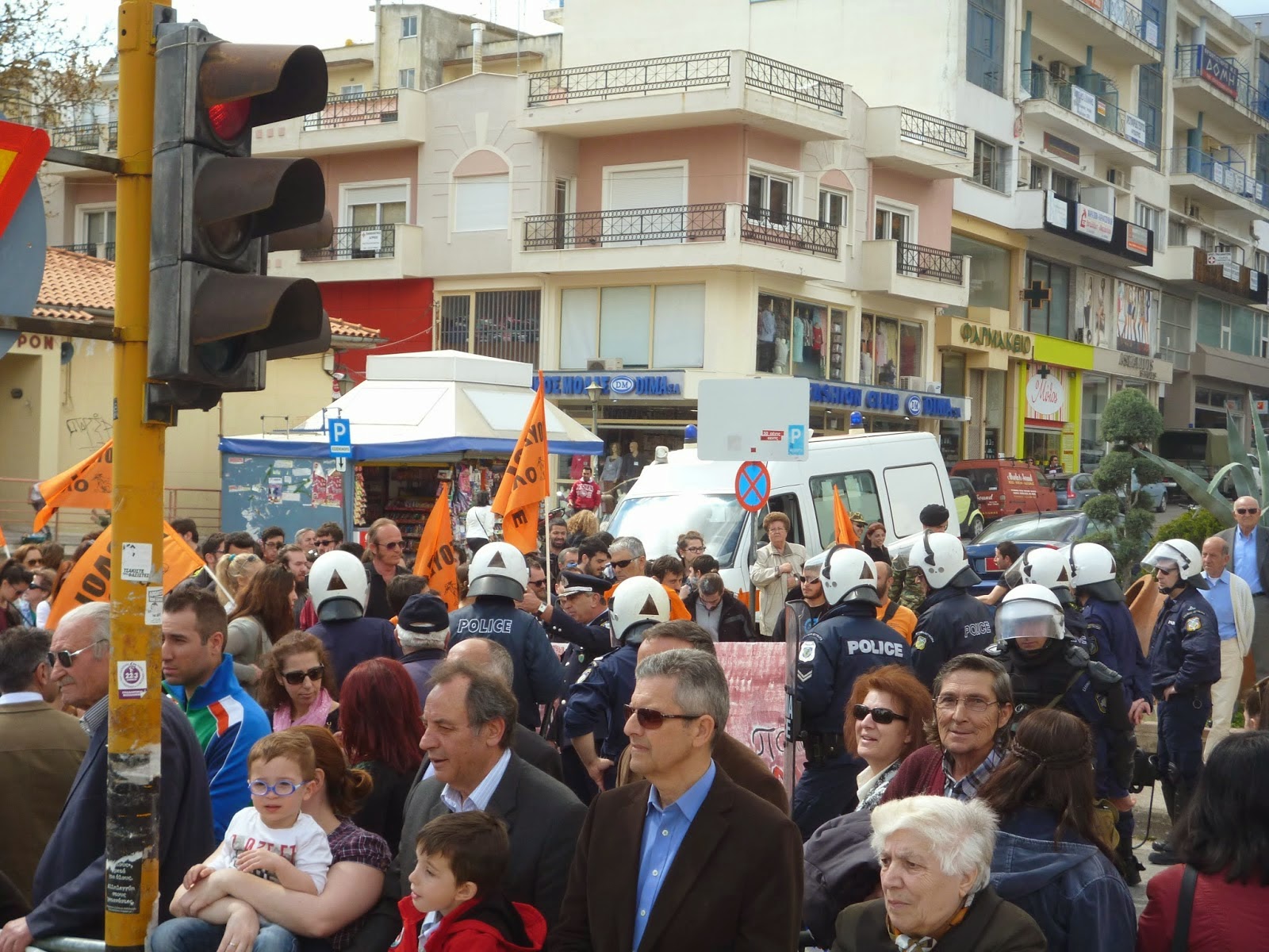 Υπό δρακόντεια μέτρα ασφαλείας και με πορεία εκπαιδευτικών και διαδηλωτών πραγματοποιήθηκε η παρέλαση στη Ξάνθη [Video - Photos] - Φωτογραφία 1