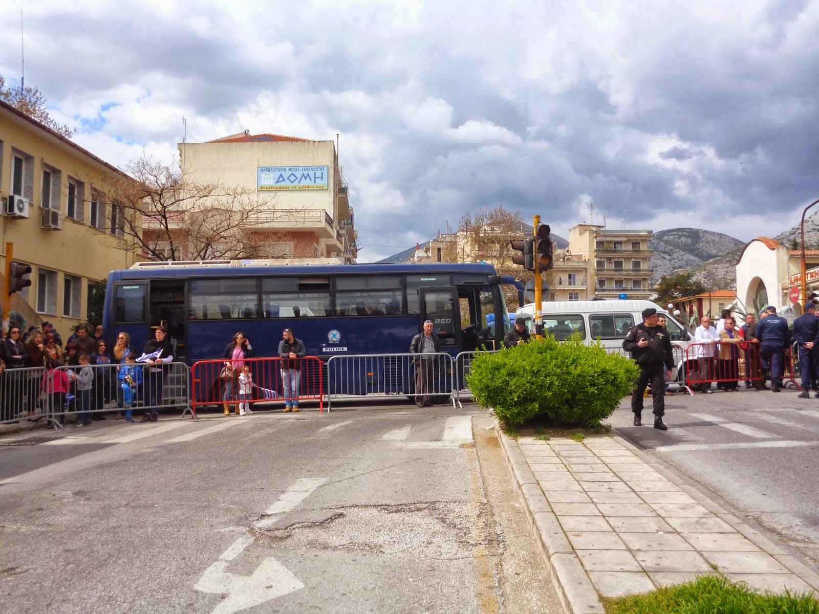 Υπό δρακόντεια μέτρα ασφαλείας και με πορεία εκπαιδευτικών και διαδηλωτών πραγματοποιήθηκε η παρέλαση στη Ξάνθη [Video - Photos] - Φωτογραφία 2