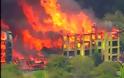 Απίστευτες φωτογραφίες: Στις φλόγες συγκρότημα κατοικιών στο Χιούστον