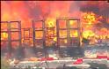 Απίστευτες φωτογραφίες: Στις φλόγες συγκρότημα κατοικιών στο Χιούστον - Φωτογραφία 2