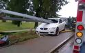 BMW 335i «καρφώθηκε» σε μπαριέρα και ο οδηγός βγήκε σώος - Φωτογραφία 3