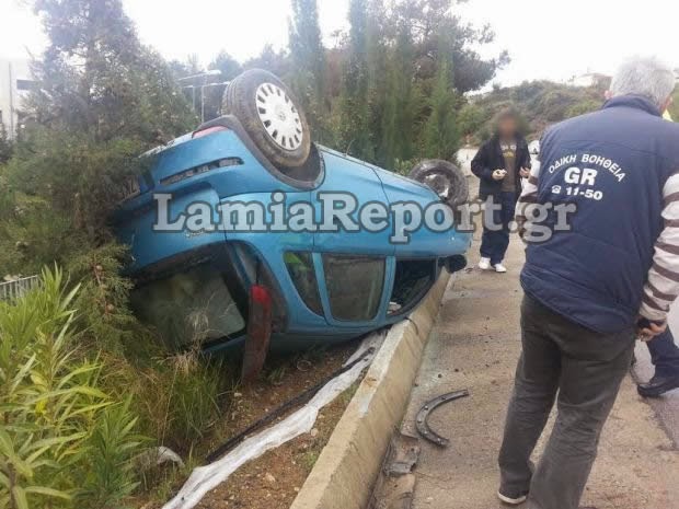 ΠΡΙΝ ΛΙΓΟ: Αυτοκίνητο τούμπαρε στο δρόμο Λαμίας - Δομοκού - Φωτογραφία 2