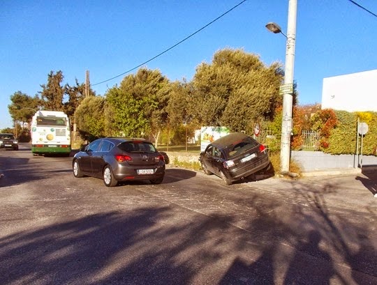 Σπάτα: Τροχαίο ατύχημα με επιβάτες 4 παιδιά - Φωτογραφία 2