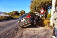 Σπάτα: Τροχαίο ατύχημα με επιβάτες 4 παιδιά