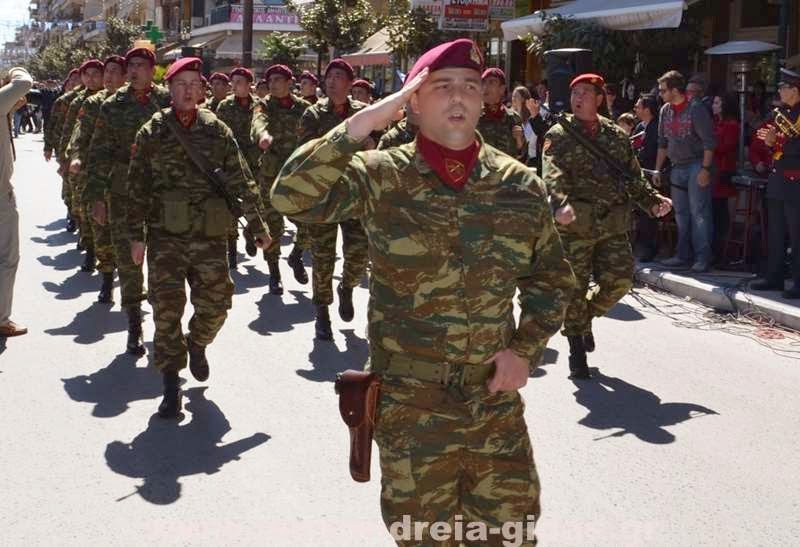 Ρίγη συγκίνησης στην παρέλαση του στρατού στην Αλεξάνδρεια (βίντεο) - Φωτογραφία 1