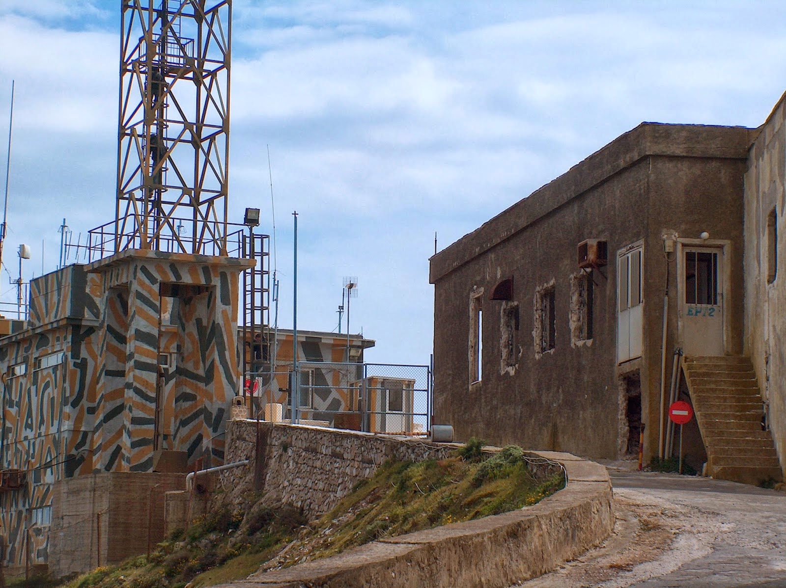 Επιδρομή τουριστών στον αφύλακτο σταθμό Ραντάρ Θήρας δίπλα στην Μονή Προφήτη Ηλία - Φωτογραφία 4