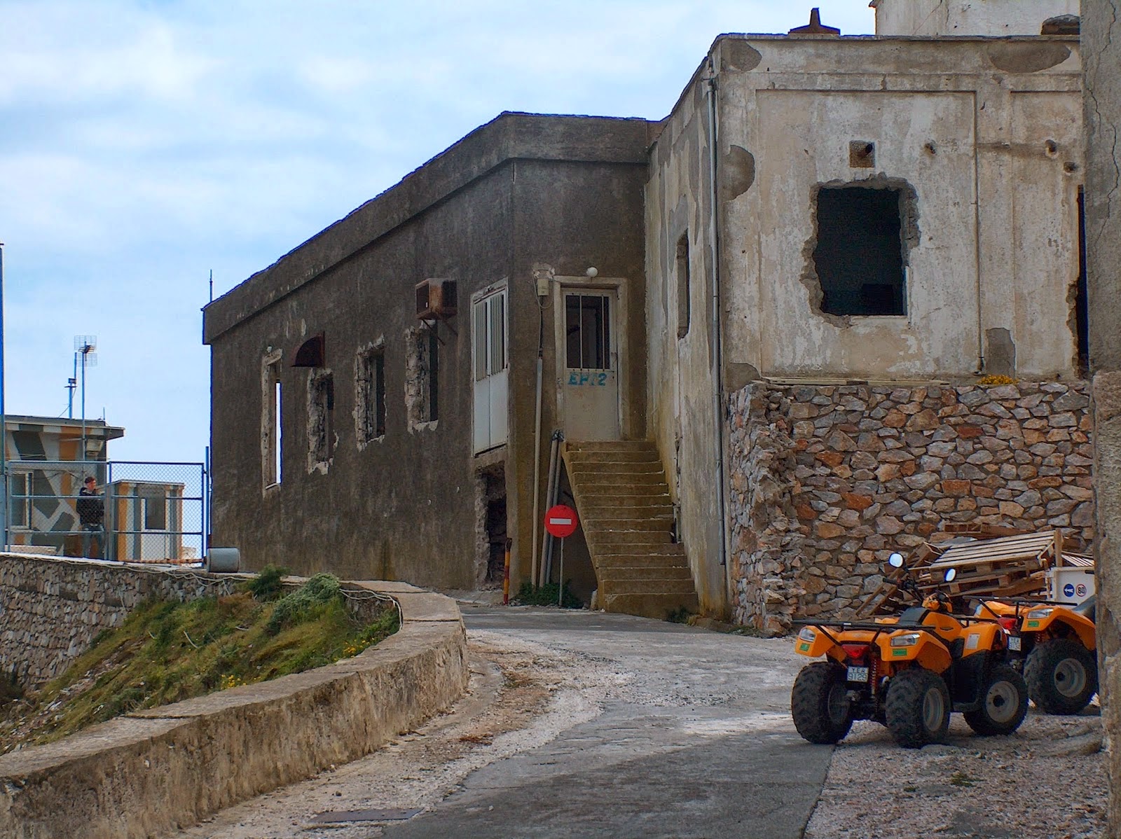 Επιδρομή τουριστών στον αφύλακτο σταθμό Ραντάρ Θήρας δίπλα στην Μονή Προφήτη Ηλία - Φωτογραφία 5