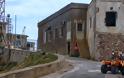 Επιδρομή τουριστών στον αφύλακτο σταθμό Ραντάρ Θήρας δίπλα στην Μονή Προφήτη Ηλία - Φωτογραφία 6