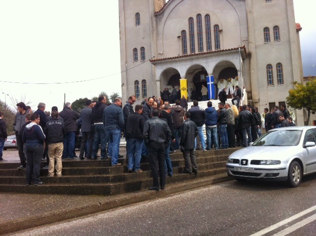Σε κλίμα οδύνης η κηδεία του 46χρονου υπαρχιφύλακα που δολοφονήθηκε στις φυλακές Μαλανδρίνου - Φωτογραφία 4