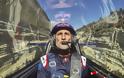 O παγκοσμίου φήμης πιλότος Péter Besenyei σε ένα μοναδικό αθλητικό επίτευγμα: Πέταξε μέσα στον Ισθμό της Κορίνθου με το αεροπλάνο του!