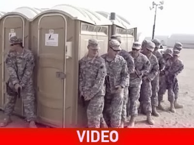 Τι κάνουν 15 στρατιώτες μέσα σε μια… τουαλέτα; - Φωτογραφία 1