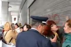 ΑΠΙΣΤΕΥΤΟ ξύλο σε καθαριστριες χθες που ήθελαν συνάντηση με τον Στουρνάρα [photos+videos]