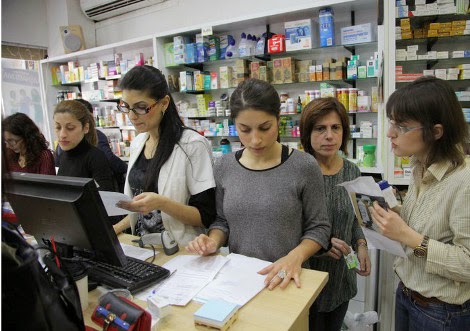 Tραγελαφικές σκηνές στα εφημερεύοντα φαρμακεία - Ατελείωτες ουρές, πορτιέρηδες στις εισόδους - Φωτογραφία 4