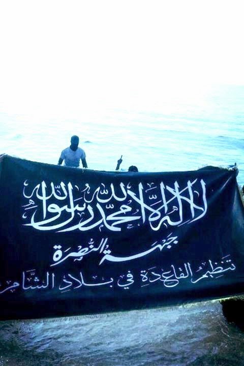 «Ο ανθρωπιστικός πόλεμος» στη Συρία: Η σημαία της Αλ-Κάιντα κυματίζει σήμερα στη Μεσόγειο, κάτω από αυτή του ΝΑΤΟ - Φωτογραφία 1