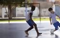 11χρονος Βραζιλιάνος χωρίς πόδια παίζει ποδόσφαιρο [video]