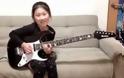 8χρονη παίζει ηλεκτρική κιθάρα σαν επαγγελματίας [video]
