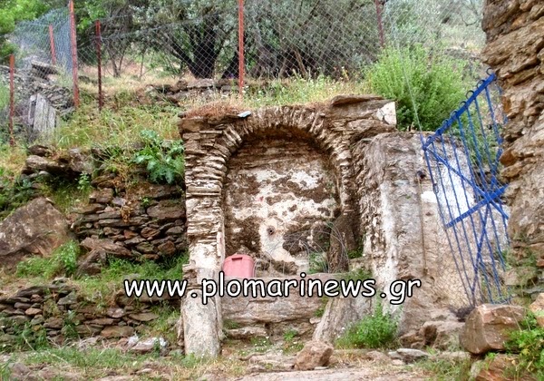 Κατέστρεψαν παλιά βρύση του 1815 στην Κουρνέλα Πλωμαρίου - Φωτογραφία 2