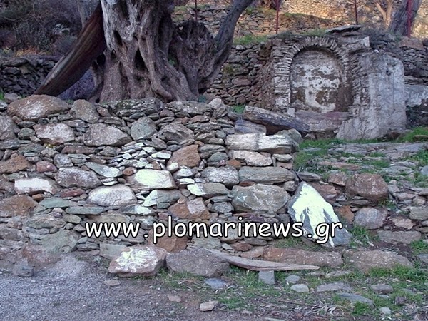 Κατέστρεψαν παλιά βρύση του 1815 στην Κουρνέλα Πλωμαρίου - Φωτογραφία 3