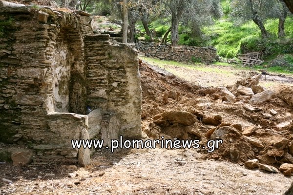 Κατέστρεψαν παλιά βρύση του 1815 στην Κουρνέλα Πλωμαρίου - Φωτογραφία 4