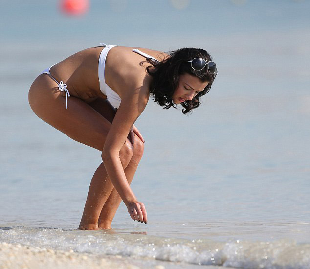 Lucy Mecklenburgh: Φορώντας ένα σούπερ σέξι λευκό μπικίνι - Φωτογραφία 4