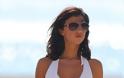 Lucy Mecklenburgh: Φορώντας ένα σούπερ σέξι λευκό μπικίνι - Φωτογραφία 5