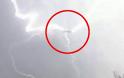 Δραματικές εικόνες - Κεραυνός χτυπάει αεροπλάνο! [photo]