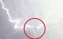 Δραματικές εικόνες - Κεραυνός χτυπάει αεροπλάνο! [photo] - Φωτογραφία 2