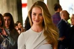 Λευκή οπτασία η Rosie Huntington-Whiteley