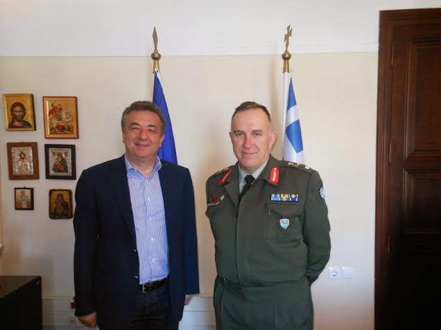 Εθιμοτυπική συνάντηση Περιφερειάρχη Κρήτης με τον νέο διοικητή της 5ης ταξιαρχίας Πεζικού - Φωτογραφία 1