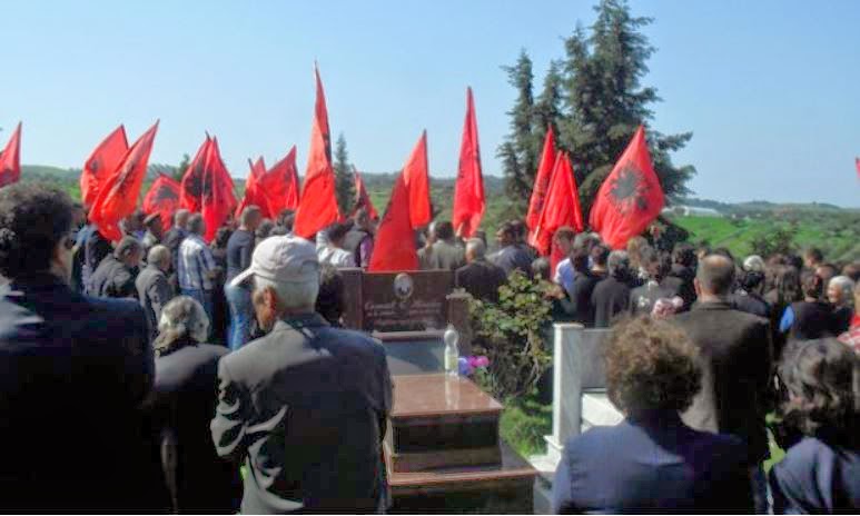 Με τιμές εθνικού ήρωα έθαψαν οι Αλβανοί τον κατάδικο Ηλία Καρέλη - Φωτογραφία 2