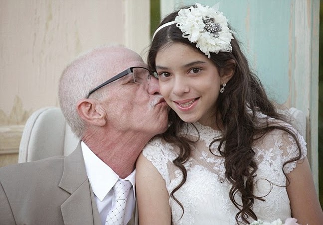 Συγκινητικό: Ο ετοιμοθάνατος πατέρας συνόδευσε την 11χρονη κόρη του στον ψεύτικο γάμο της [Photos - Video] - Φωτογραφία 1