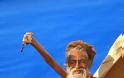 Κρατάει σηκωμένο το χέρι του εδώ και 40 χρόνια: Η απίστευτη δύναμη ηλικιωμένου γκουρού [photos] - Φωτογραφία 2