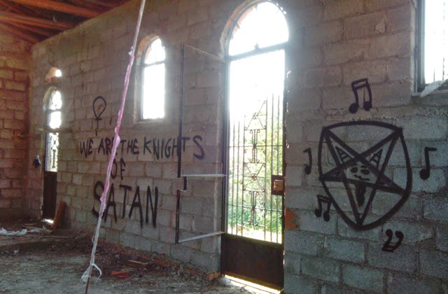 Σοκαριστικές εικόνες από σατανιστικά συνθήματα-τελετές σε εκκλησάκι στο Αγρίνιο - Φωτογραφία 1