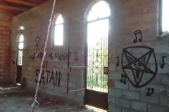 Σοκαριστικές εικόνες από σατανιστικά συνθήματα-τελετές σε εκκλησάκι στο Αγρίνιο