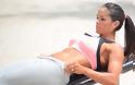 Η Michelle Lewin γυμνάζεται με γκρί κολάν στο Miami - Φωτογραφία 9