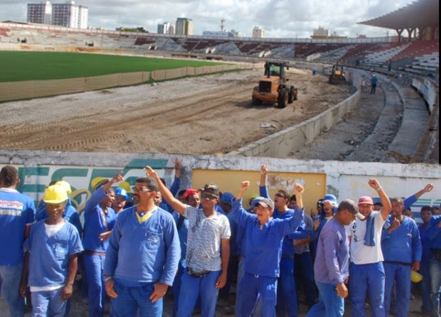 Απεργούν οι εργάτες στα γήπεδα της Βραζιλίας - Φωτογραφία 1