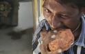 Ο άνθρωπος που τρώει τούβλα, χαλίκια και λάσπη! [photos&video]