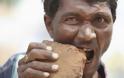 Ο άνθρωπος που τρώει τούβλα, χαλίκια και λάσπη! [photos&video] - Φωτογραφία 2
