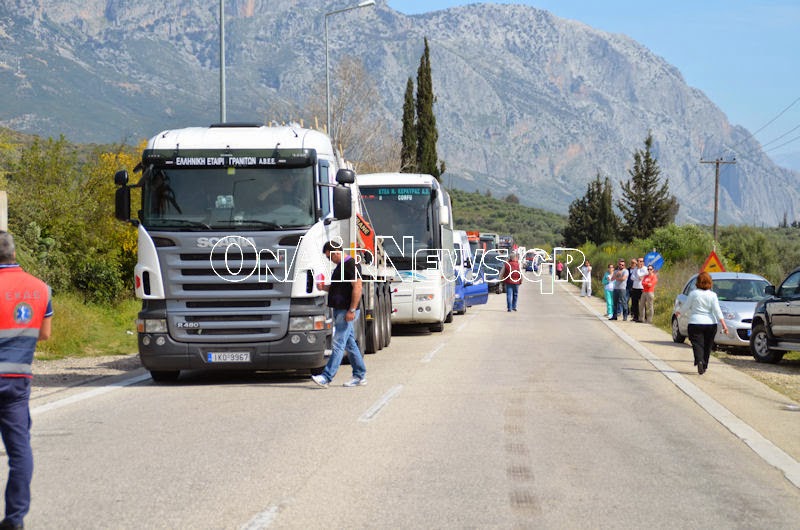 Μετωπική ταξί με αγροτικό, στην Εθνική οδό Αντιρρίου-Ιωαννίνων, στο ύψος του Μεσολογγίου - 6 τραυματίες - Φωτογραφία 3